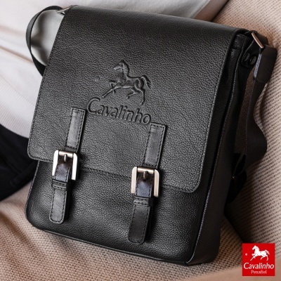 Mala preta Cavalinho em pele com fivelas prateadas e logótipo em relevo
