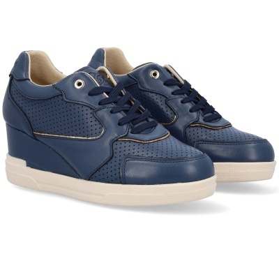 Ténis femininos azuis em pele com perfurações e sola branca