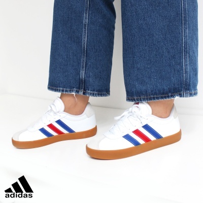 Ténis Adidas brancos com riscas vermelhas e azuis e sola castanha