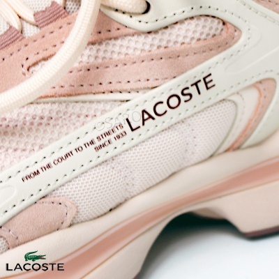 Tênis Lacoste branco e rosa claro com texto na lateral