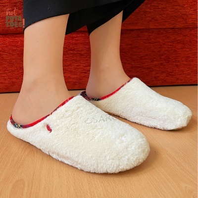 Chinelos de quarto felpudos brancos com borda vermelha e padrão colorido