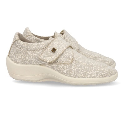 Sapatos fechados bege com padrão branco e fecho em velcro