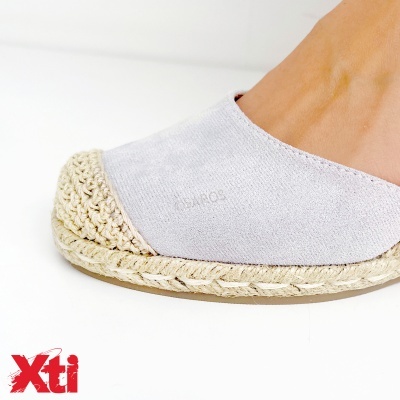 Espadrille branca em tecido com sola em corda trançada, usada num pé