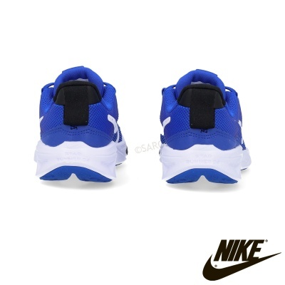 Sapatilhas desportivas Nike azuis vistas por trás com solado branco