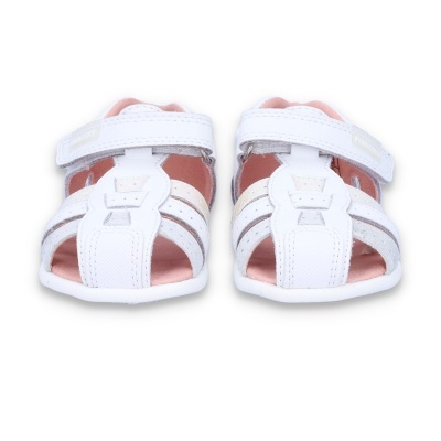 Sandálias de criança brancas e rosas com tiras e fecho de velcro