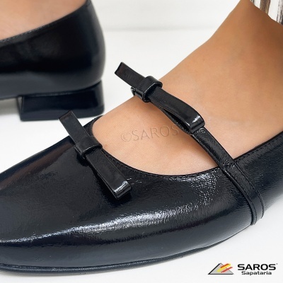 Sapatos femininos pretos brilhantes com laçada e salto baixo