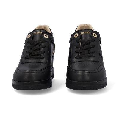 Sapatos pretos London com detalhes dourados e sola preta