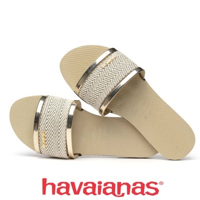 Chinelos Havaianas bege com padrão ziguezague e detalhes dourados