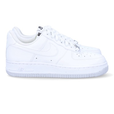 Sapatilhas Nike Air Force 1 brancas com sola de borracha e logotipo