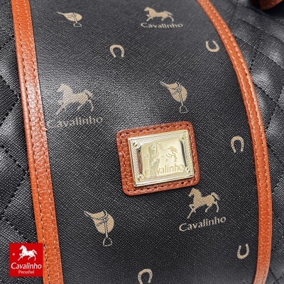 Mala preta com logo Cavalinho dourado e detalhes castanhos