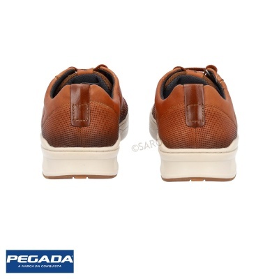 Sapatos desportivos castanhos vista traseira com sola branca