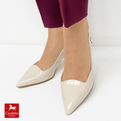 Sapatos creme de verniz bico fino com detalhe dourado e calças cor vinho