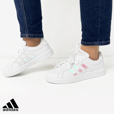 Ténis brancos Adidas com riscas iridescentes e calças de ganga