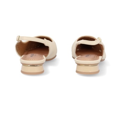 Sapatos slingback creme com salto pequeno e fecho de fivela