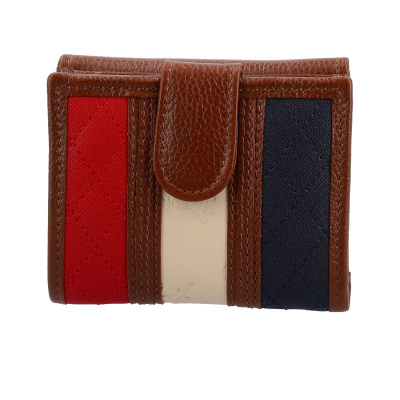 Carteira tricolor com couro castanho e detalhes em tecido vermelho, bege e azul.