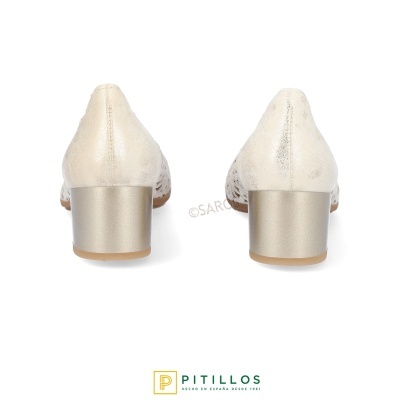 Par de sapatos de salto médio bege claro com salto prateado e textura lisa