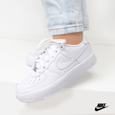 Ténis brancos Nike AIR em pele com atacadores brancos