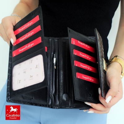 Carteira preta de couro com múltiplos compartimentos para cartões e bolsa para moedas