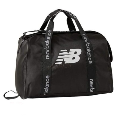 Mala desportiva preta New Balance com logótipo branco e alças com texto