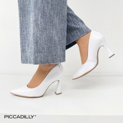 Saltos altos brancos de verniz com calças de ganga azul claro