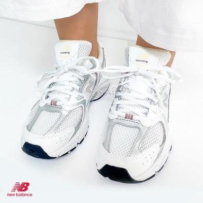 Ténis de corrida New Balance brancos e cinzentos com sola preta