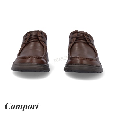 Sapatos masculinos de pele castanha com atacadores em fundo branco