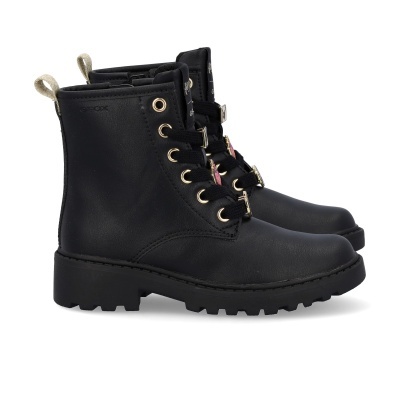 Botas pretas de caminhada com atacadores e sola grossa