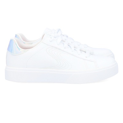 Ténis brancos com sola grossa e detalhes prateados no calcanhar