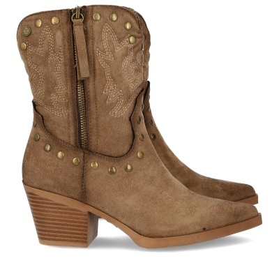 Botas castanhas de salto médio com bordados e tachas