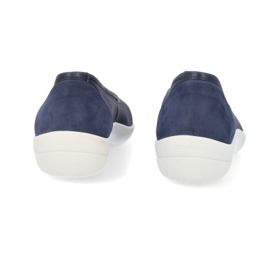 Sapatos desportivos masculinos azuis vistos de trás