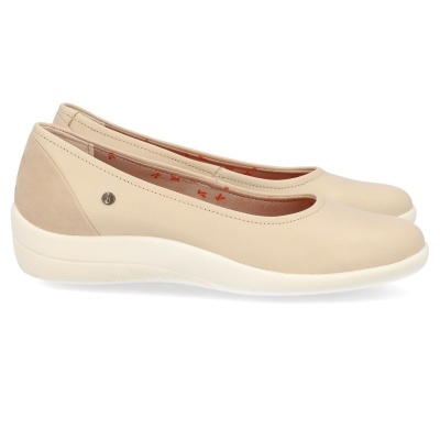 Sapatilhas femininas bege com sola branca e detalhe em camurça no calcanhar.