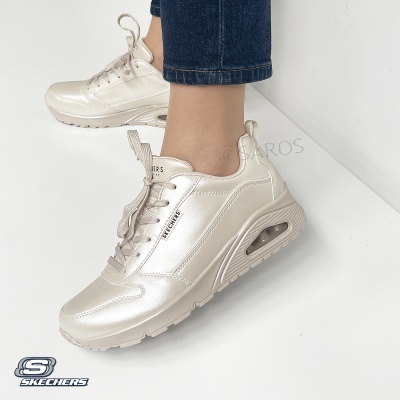 Ténis Skechers femininos pérola com sola branca e almofada de ar visível
