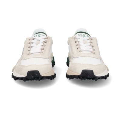 Ténis brancos e creme com detalhes verdes e sola preta texturizada