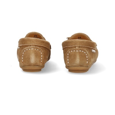 Sapatos mocassins castanhos de camurça vistos de trás