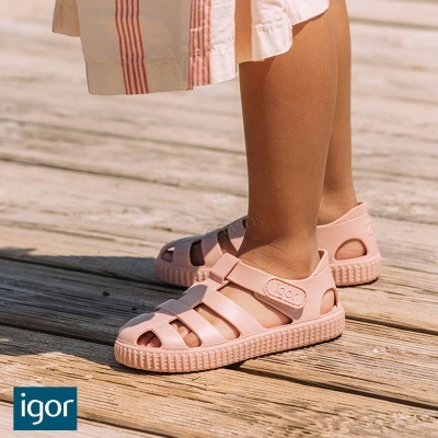 Sandálias infantis cor-de-rosa com tiras largas e sola texturizada