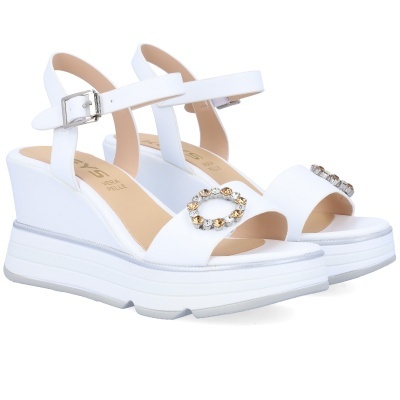 Sandálias brancas de cunha com aplicações de pedras e fivela metálica