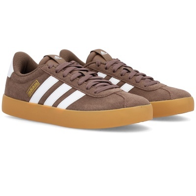 Sapatilhas Adidas castanhas com riscas brancas e sola castanha clara.