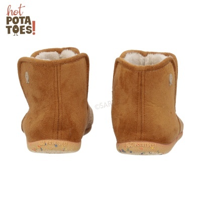 Botins castanhos de camurça com interior felpudo branco e sola colorida