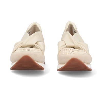 Sapatilhas bege claro com nó e sola castanha em fundo branco