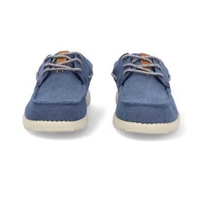 Sapatos azuis de tecido com atacadores cinza e sola branca