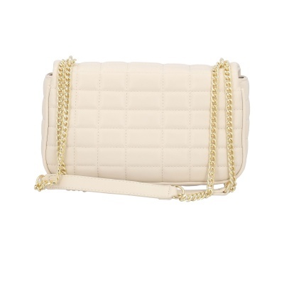 Mala bege clara acolchoada com alças de corrente dourada.