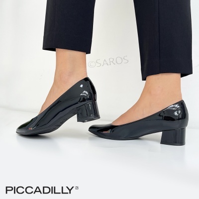 Sapatos de salto médio em verniz preto com bico arredondado