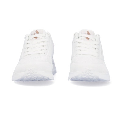 Par de ténis brancos Skechers vistos de frente