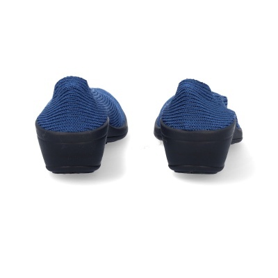 sapatilhas azuis com sola preta vista traseira