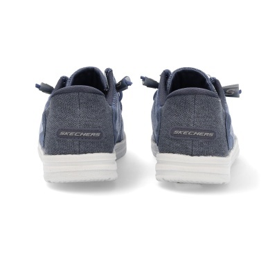 Par de sapatilhas Skechers azul escuro vistas de trás