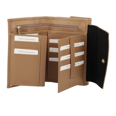 Carteira de couro castanha aberta com divisórias para cartões e fecho dourado