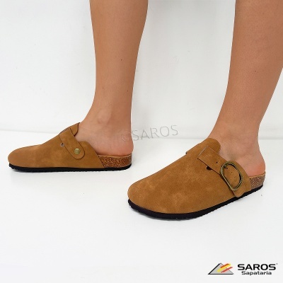 Sapatos tipo mule castanhos de camurça com sola preta e fivela dourada