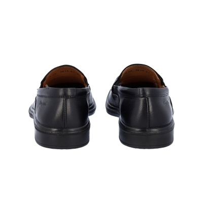 Sapatos masculinos pretos em pele vistos de trás