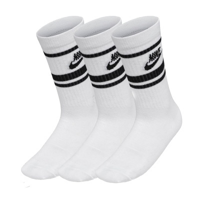 Três pares de meias brancas com riscas e logo Nike pretos.