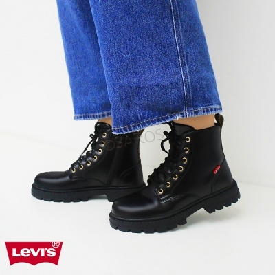 Botas pretas Levi's de couro e jeans azuis